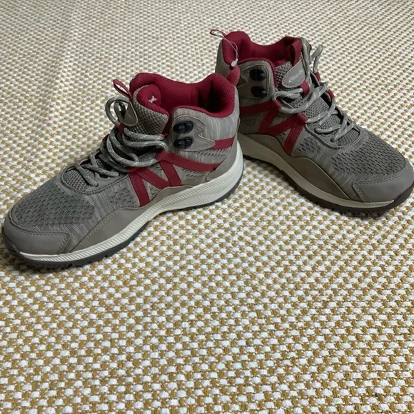 Eddie Bauer hiking men’s shoes 6.5 Wide. NWT