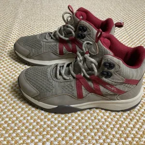 Eddie Bauer hiking men’s shoes 6.5 Wide. NWT