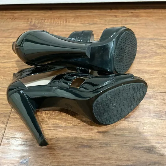 EUC Michael Kors T-Strap Sandal
