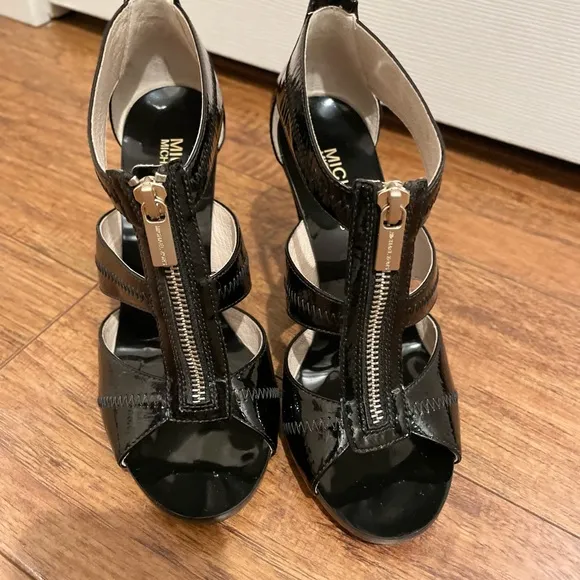 EUC Michael Kors T-Strap Sandal