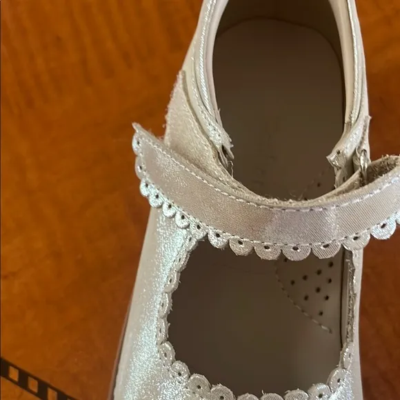 Girls Shimmering gold leather Mary Jane Shoes size 27 velcro closure