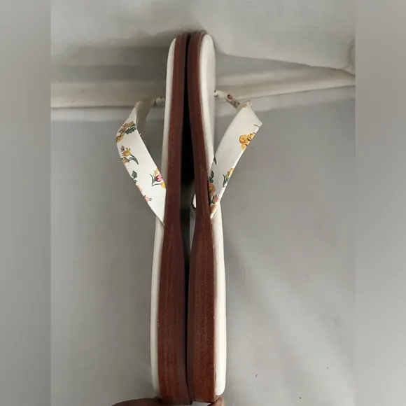 🎉HP🎉 Tory Burch Benton thin strap floral leather flip flop 10