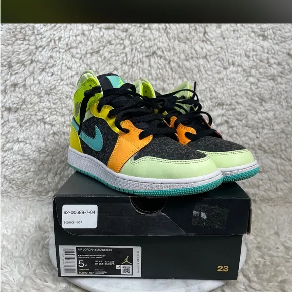 Jordan’s SZ 5Y preloved Clover sneakers
