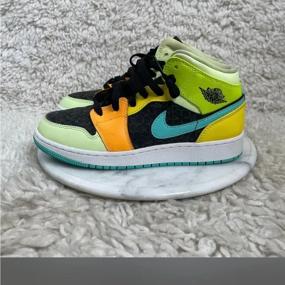 Jordan’s SZ 5Y preloved Clover sneakers
