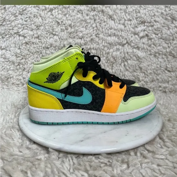 Jordan’s SZ 5Y preloved Clover sneakers
