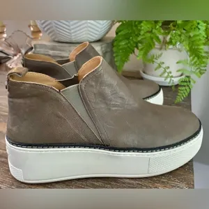 J/Slides Mika Women’s 6.5 Platform Leather Slip On Sneaker Boot Bronze / Brown