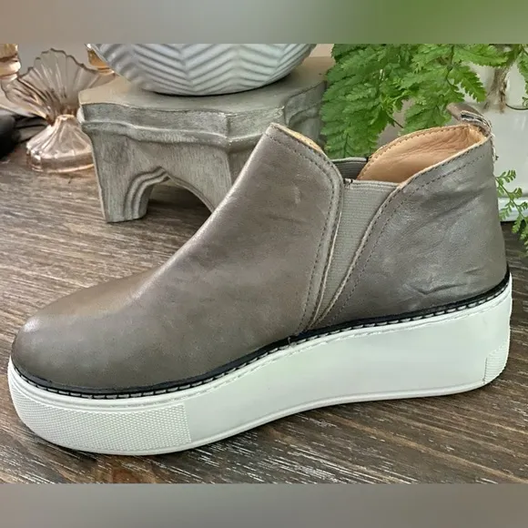 J/Slides Mika Women’s 6.5 Platform Leather Slip On Sneaker Boot Bronze / Brown