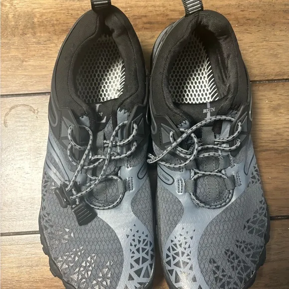 L-Run Black Athletic Water Shoes, Hiking Size 8.5