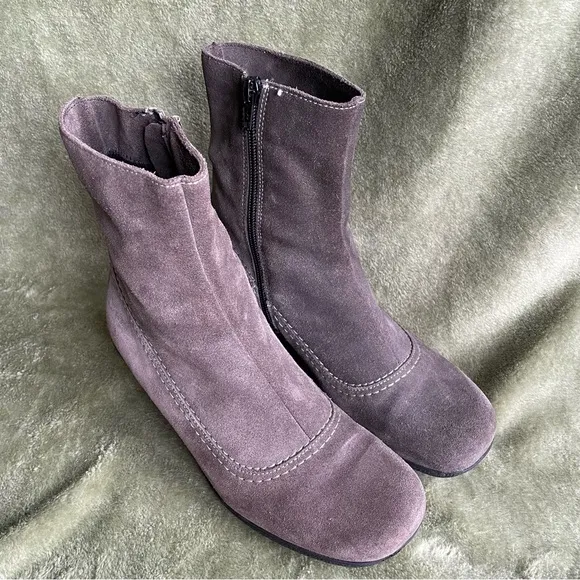 LA CANADIENNE Grey Suede Kitten Heel Waterproof Ankle Boots Women SZ 6 1/2