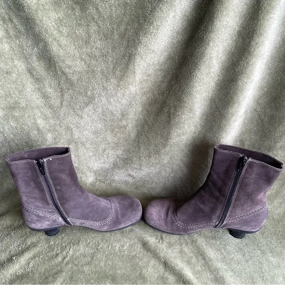 LA CANADIENNE Grey Suede Kitten Heel Waterproof Ankle Boots Women SZ 6 1/2