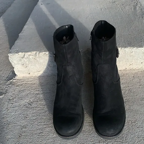 Ladies LaCanadienne Camilla zip-up boots with buckle on outside