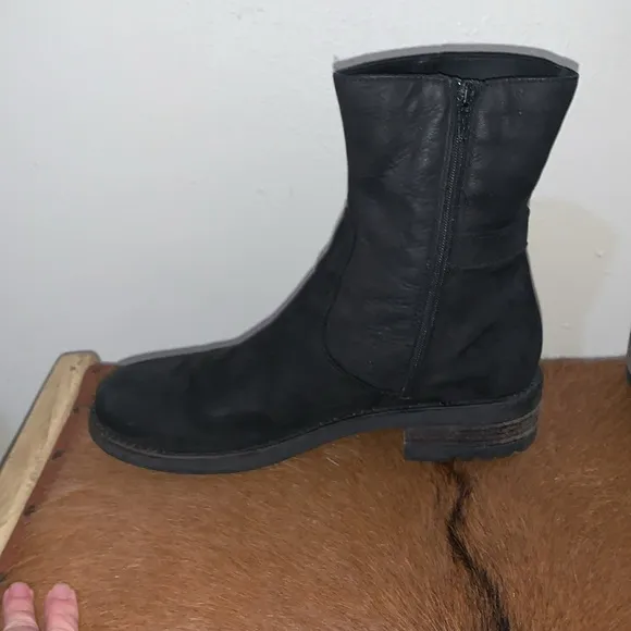 Ladies LaCanadienne Camilla zip-up boots with buckle on outside