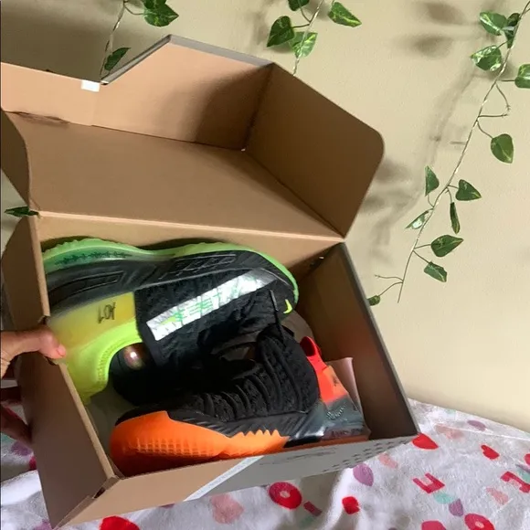 Lebron XVlll Sneakers