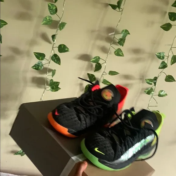 Lebron XVlll Sneakers