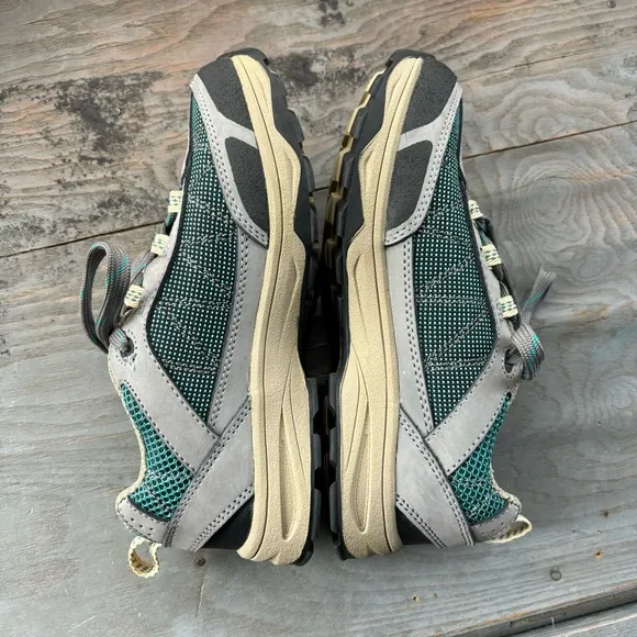 LIKE NEW Vasque ultra dry hiking shoes | size 4