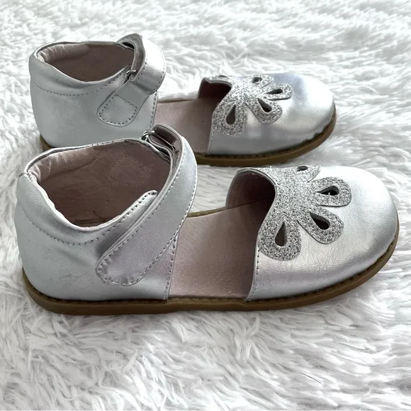 Livie &amp; Luca | Girls Silver Platinum Shimmer Petal Mary Jane Shoes