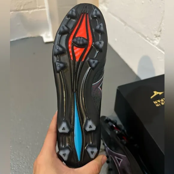 Mizuno Black and Purple Athletic Shoes