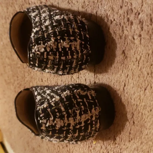 Neiman Marcus women's New tweed slip on loafer shoes.. Size 7