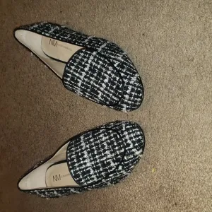 Neiman Marcus women's New tweed slip on loafer shoes.. Size 7