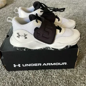 NEW IN BOX! UNDER ARMOUR WHITE&amp;BLACK BASKETBALL SHOES. SIZE 7Y. KIDS.