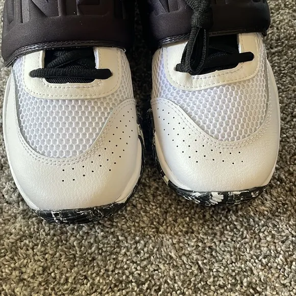NEW IN BOX! UNDER ARMOUR WHITE&amp;BLACK BASKETBALL SHOES. SIZE 7Y. KIDS.