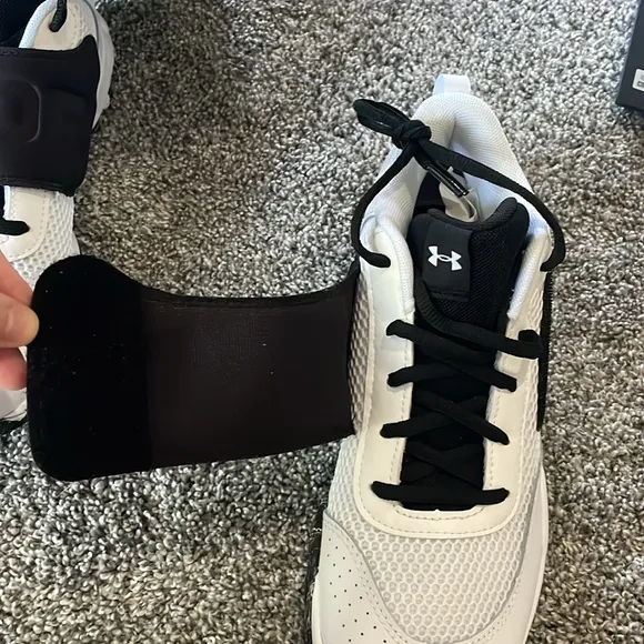 NEW IN BOX! UNDER ARMOUR WHITE&amp;BLACK BASKETBALL SHOES. SIZE 7Y. KIDS.