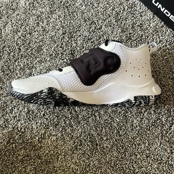 NEW IN BOX! UNDER ARMOUR WHITE&amp;BLACK BASKETBALL SHOES. SIZE 7Y. KIDS.