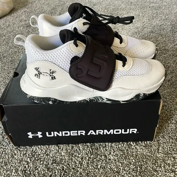 NEW IN BOX! UNDER ARMOUR WHITE&amp;BLACK BASKETBALL SHOES. SIZE 7Y. KIDS.
