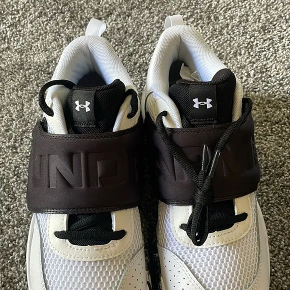 NEW IN BOX! UNDER ARMOUR WHITE&amp;BLACK BASKETBALL SHOES. SIZE 7Y. KIDS.