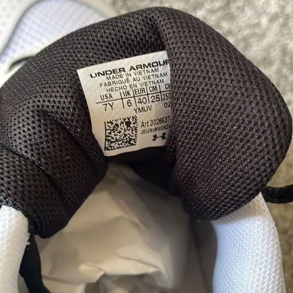 NEW IN BOX! UNDER ARMOUR WHITE&amp;BLACK BASKETBALL SHOES. SIZE 7Y. KIDS.