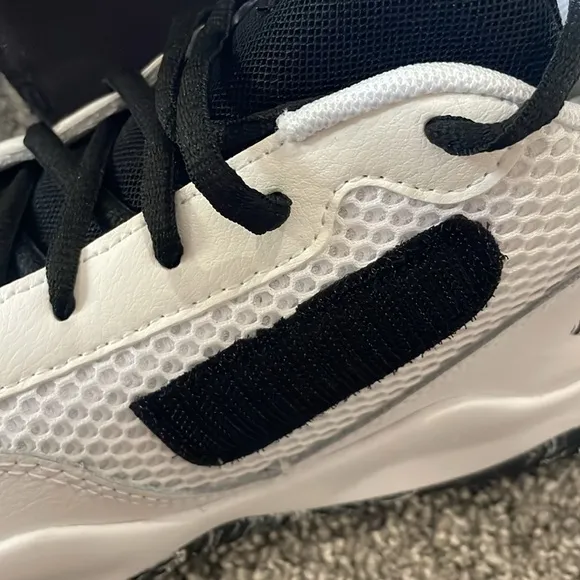 NEW IN BOX! UNDER ARMOUR WHITE&amp;BLACK BASKETBALL SHOES. SIZE 7Y. KIDS.