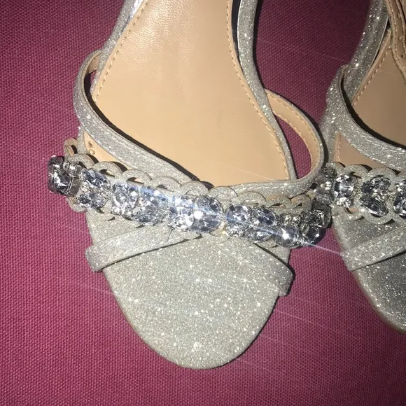 New Jewel by Badgley Mischka Giona Block Heels