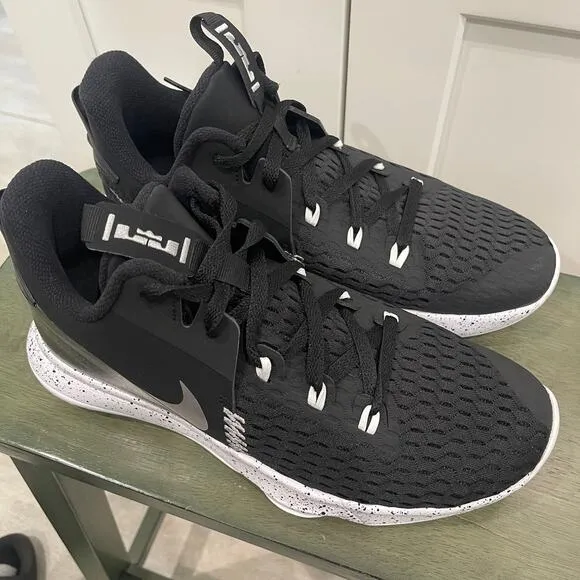 NEW WITHOUT BOX NIKE LEBRON WITNESS 5 SZ 10.5 MEN - 9012