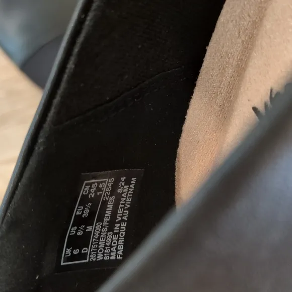 NIB Clarks Women's Black Slip-On Shoes size 8.5 M