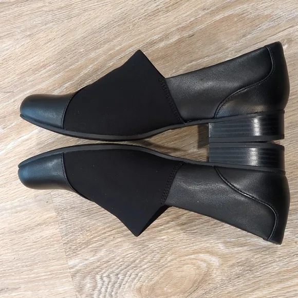 NIB Clarks Women's Black Slip-On Shoes size 8.5 M