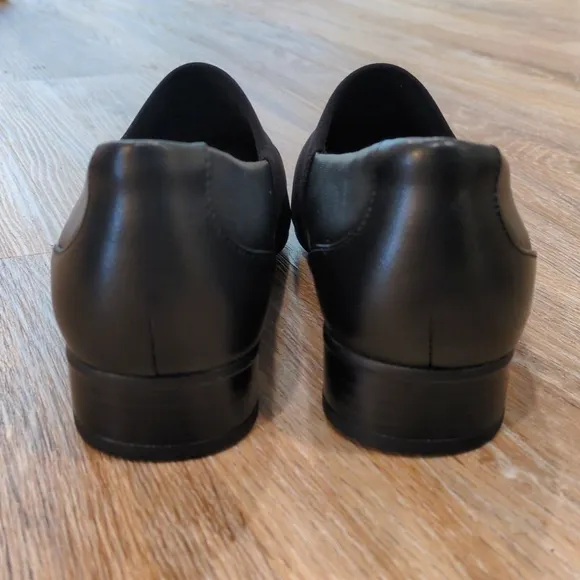 NIB Clarks Women's Black Slip-On Shoes size 8.5 M