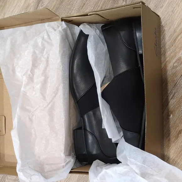 NIB Clarks Women's Black Slip-On Shoes size 8.5 M