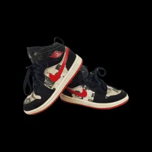 Nike Air Jordan 1 Mid SE Newspaper Air Times Boy's Youth 11C Black &amp; Red