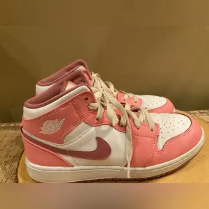 Nike Air Jordan 1 Mid Valentines GS Coral Chalk White Pink Shoes GS Wmn's 8/6.5Y