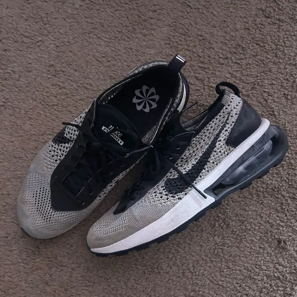 Nike • Air Max Flyknit Racer