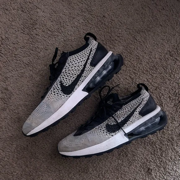 Nike • Air Max Flyknit Racer