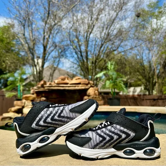 Nike Air Max TW Black &amp; White - Size 13C (DQ0297-001)