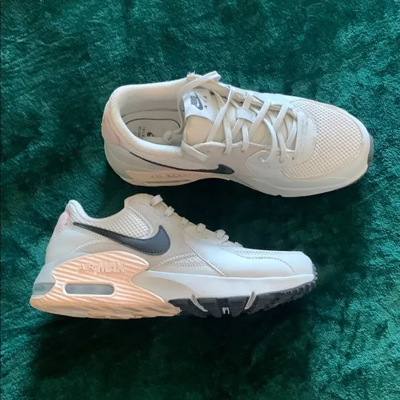 Nike Excee Gray and Pink Athletic Shoes with Modern Design.