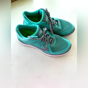 NIKE FREE 4.0 Women's Teal Athletic Shoes; size 11, like NEW! Worn only twice