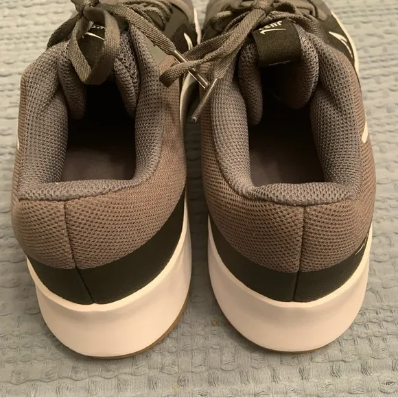 Nike MC Trainer 2‎ Grey Black White Gum Running Shoes DM0823-007 Men's Size 9.5