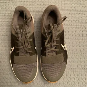 Nike MC Trainer 2‎ Grey Black White Gum Running Shoes DM0823-007 Men's Size 9.5