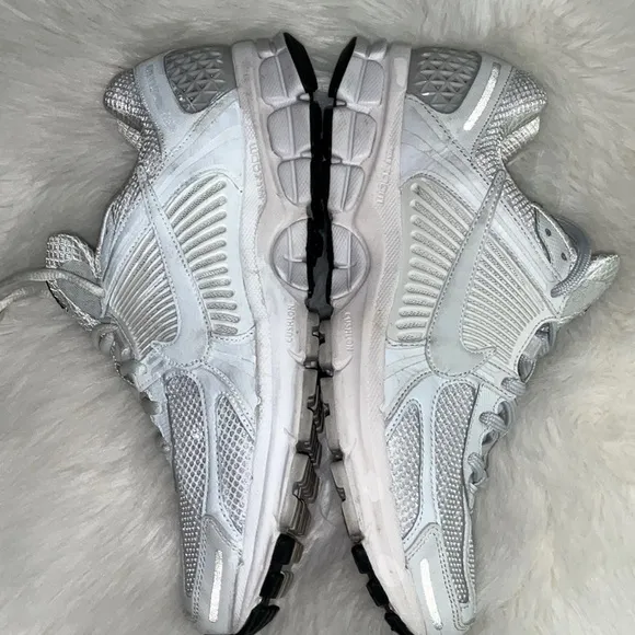 NIKE MENS ZOOM VOMERO 5