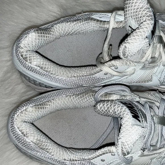NIKE MENS ZOOM VOMERO 5