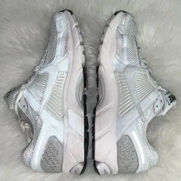 NIKE MENS ZOOM VOMERO 5