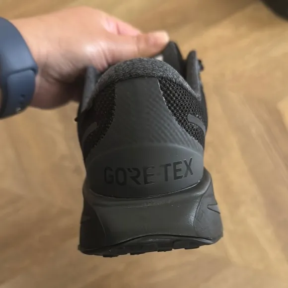 Nike Motiva Black Gore Tex walking invisible fit shoes